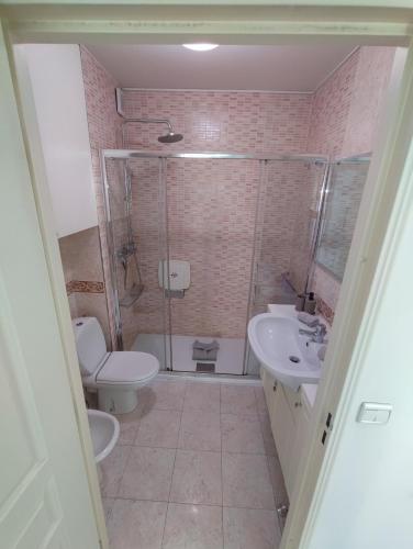 une salle de bain avec une douche, des toilettes et un lavabo dans l'établissement Maison de la promenade, à Menton