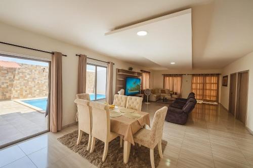 a dining room with a table and chairs at Casa con piscina cerca al aeropuerto in Malambo