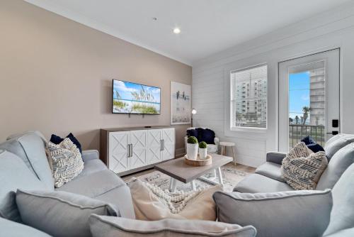 Χώρος καθιστικού στο New Listing! Luxury Home, Sleeps 10 w/ Shared Pool