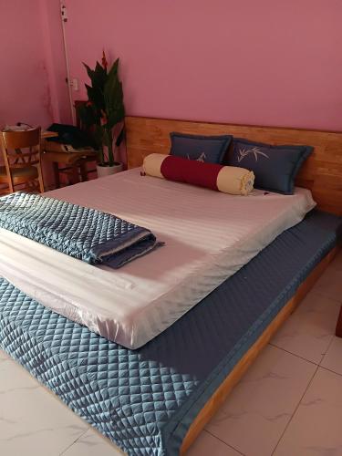 a large bed in a room with at HangNga homestay - hotel in Phủ Từ Sơn