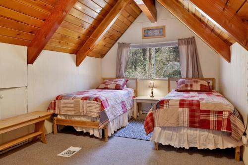 ein Schlafzimmer mit zwei Betten und einem Fenster in der Unterkunft Dusk to dawn #557 in Big Bear Lake
