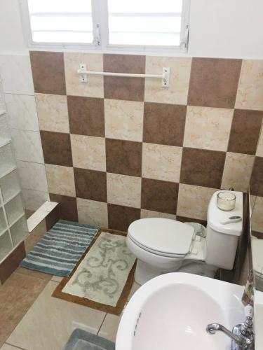 Un baño de 2 Cozy Private Rooms in San Juan with Garden View