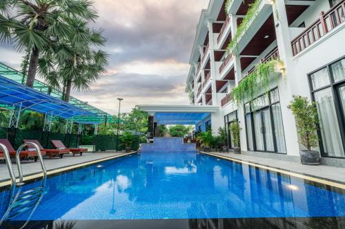a swimming pool in the middle of a building at Pich Kunthea Angkor Resort in Phumĭ Kruŏs