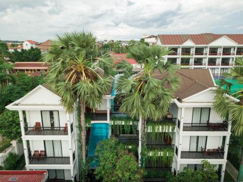 an aerial view of a building with palm trees at Pich Kunthea Angkor Resort in Phumĭ Kruŏs