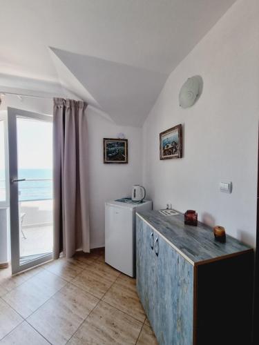 a kitchen with a sink and a washing machine at Casa DELL'ARTE in Ahtopol