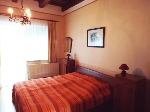 Schlafzimmer mit einem Bett und einem Fenster in der Unterkunft Villa Panorama Artist in Dömös