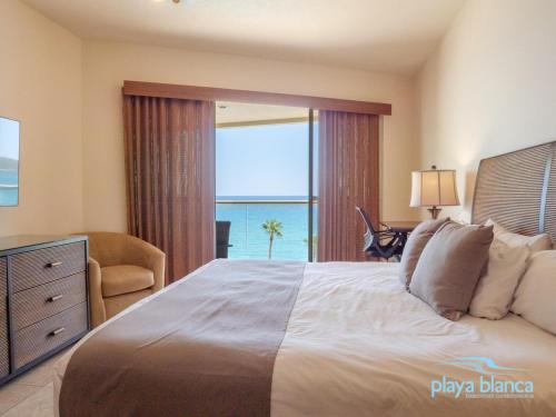 une chambre avec un grand lit avec vue sur l'océan dans l'établissement Playa Blanca Premier Unit 503, à Isla Venado