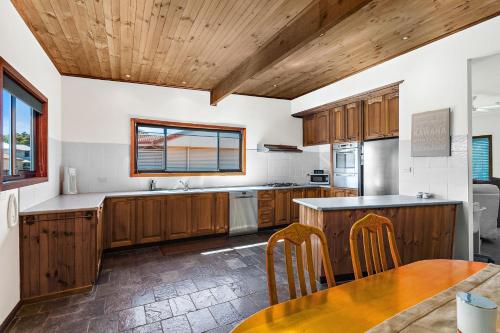 Kuchyň nebo kuchyňský kout v ubytování Windang Beach Retreat