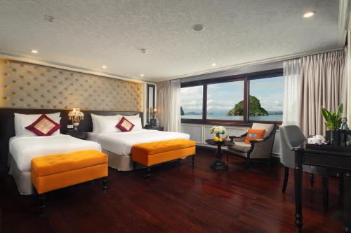 Postel nebo postele na pokoji v ubytování Halong Athena Cruise