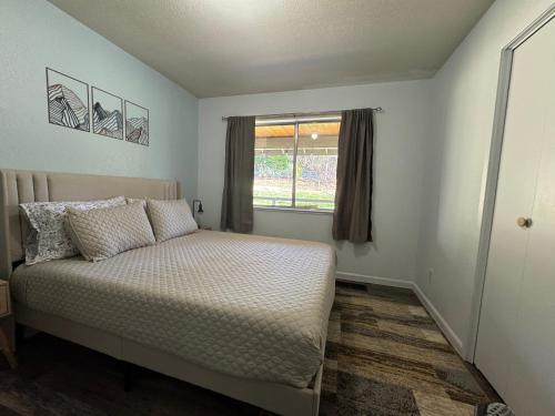 a small bedroom with a bed and a window at Mariposa home, Yosemite retreat, deer watching, family friendly in Mariposa