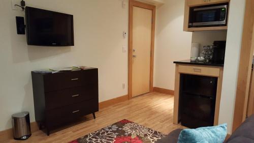 TV a/nebo společenská místnost v ubytování Hotel Minturn