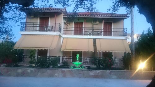 a building with a green light in front of it at Evan's Studios in Alykes