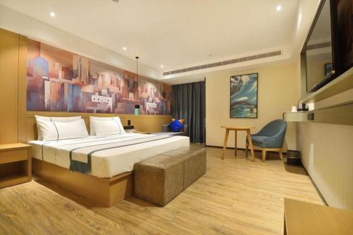 una camera d'albergo con un letto e una scrivania di City Comfort Inn Wuhan Hankou Bei Light Rail Station a Wuhan