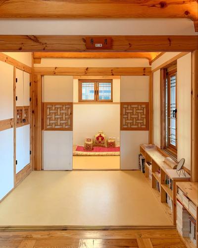 Una cama o camas en una habitación de Chaehyodang Hanok Stay