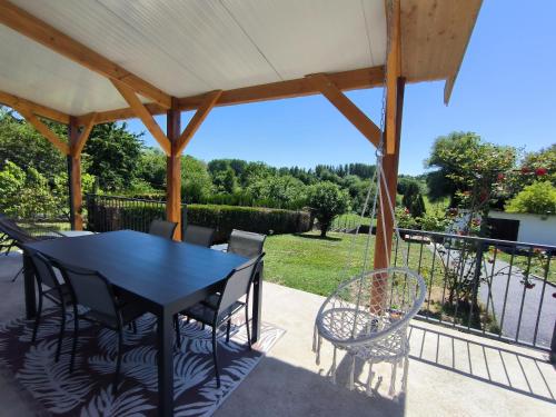 En balkon eller terrasse på Gîte chez Julia cosy en bois avec son jardin