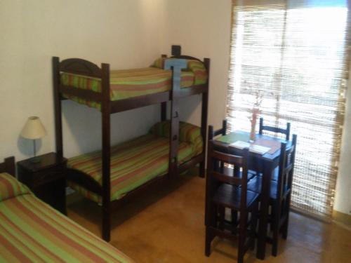 מיטה או מיטות קומותיים בחדר ב-La Loma Resort