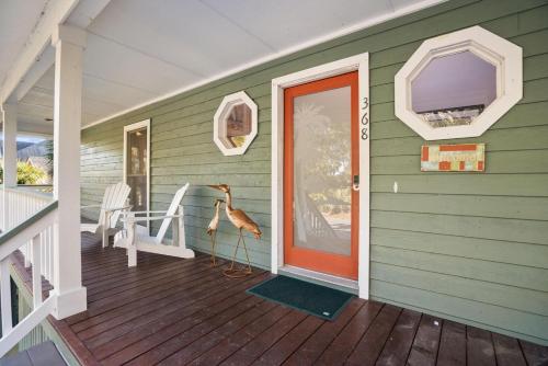 a front door of a house with a giraffe on it at 368 Wahoo Dr in Fripp Island