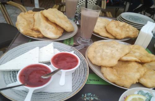 ソフィアにあるStay with Me room υπνοδωμάτιο camera da letto parking pets welcomの食べ物とディップソースをトッピングしたテーブル