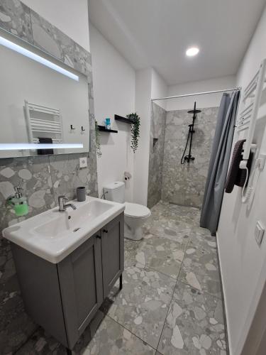 Bilik mandi di ATF Apartments