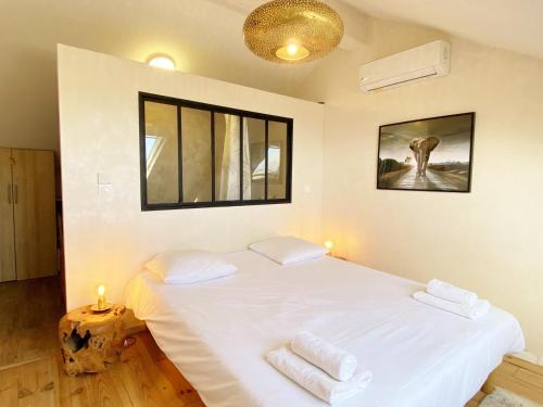 เตียงในห้องที่ Villa Blue Waves