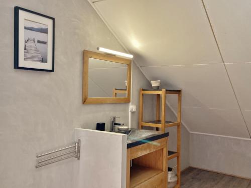 een badkamer met een wastafel en een spiegel bij Villa Blue Waves in Saint-Gilles-les-Bains