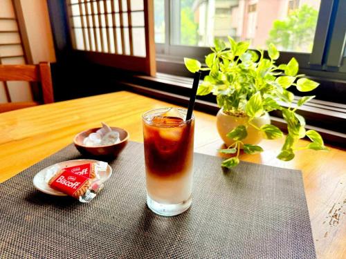 a drink in a glass sitting on a table at うり房旅館 in Kusatsu