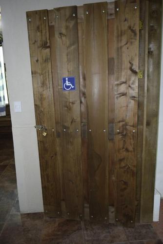 a pair of wooden doors in a room at Villas Maria Luisa in Uvita