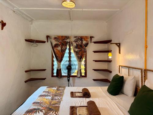 una camera con letto, finestra e scaffali di Hera Hostel Diani a Diani Beach