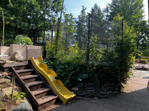 Κήπος έξω από το Peaceful lakefront retreat surrounded by nature