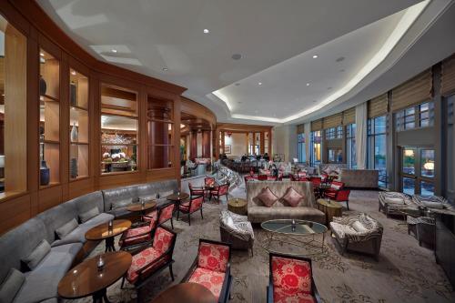 eine Hotellobby mit Sofas, Tischen und Fenstern in der Unterkunft Salamander Washington DC in Washington