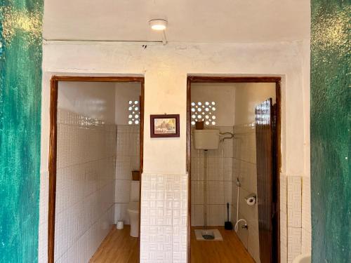 un bagno con doccia e WC di Hera Hostel Diani a Diani Beach