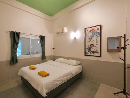 a bedroom with a bed and a window at 財家 Chai House NEAR Lee Garden,Private parking in Hat Yai