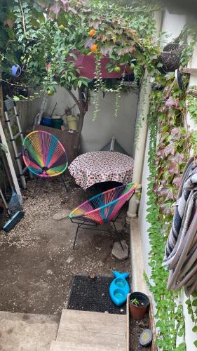 un jardin avec deux chaises, une table et un parasol dans l'établissement Cannes centre, à Cannes
