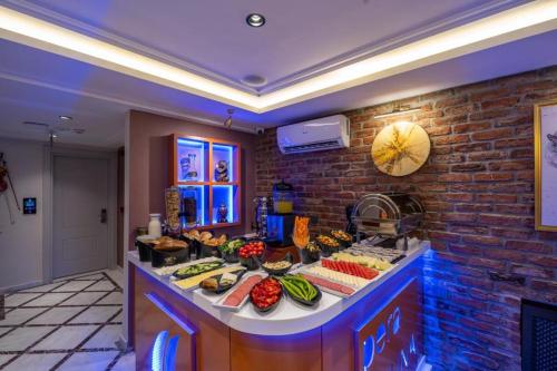 Una línea de buffet con frutas y verduras en exhibición. en Pera Luna Premium Hotel, en Estambul