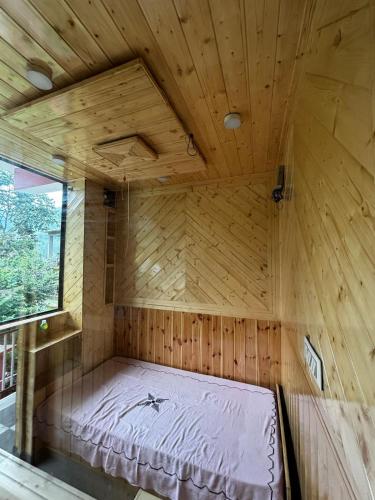 Ένα ή περισσότερα κρεβάτια σε δωμάτιο στο Kamaksha Home Stay