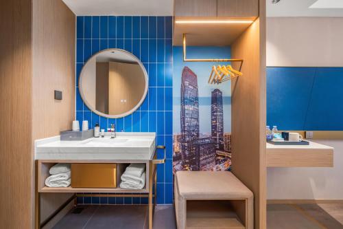 Ένα μπάνιο στο Kyriad Hotel Kunming Xishan Wanda Plaza Railway Station