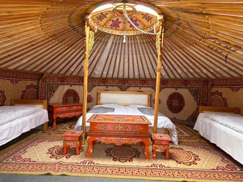 a bedroom with a bed in a yurt at モンゴリアンテーマパークジャパン in Kamigō