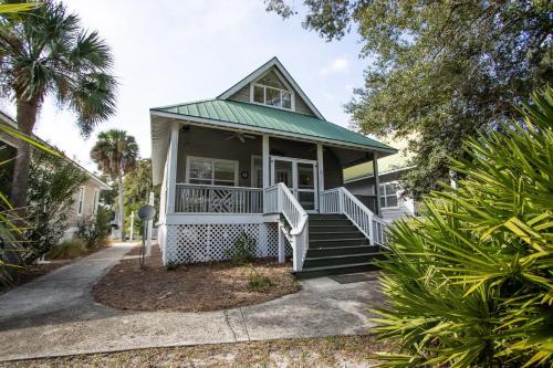 a small house with a green roof at 48 Davis Love in Fripp Island