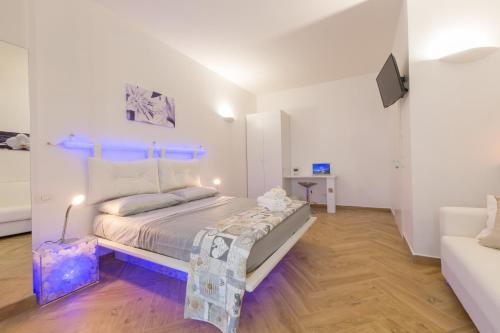 a bedroom with a bed with a blue headboard at Sapore di Sale in Roseto degli Abruzzi
