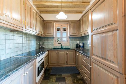 Кухня или мини-кухня в Villa Irini
