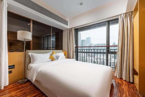 Giường trong phòng chung tại Guangzhou Bulgari International Service Apartment (Zhujiang New Town Canton Tower Branch)
