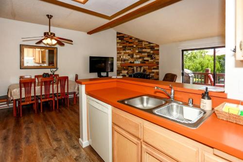 eine Küche mit einem Waschbecken und einem Esszimmer in der Unterkunft Cienega getaway #1952 in Big Bear Lake