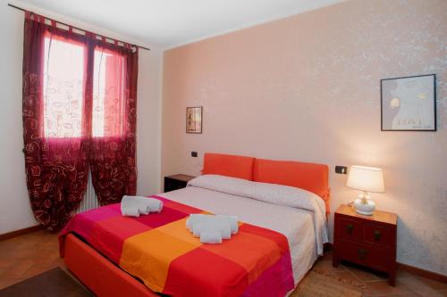 a bedroom with a bed with a colorful blanket at Parisi Cerese Borgo Virgilio a 5 minuti da Mantova in Virgilio