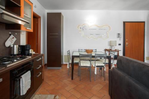 a kitchen and dining room with a table and chairs at Parisi Cerese Borgo Virgilio a 5 minuti da Mantova in Virgilio