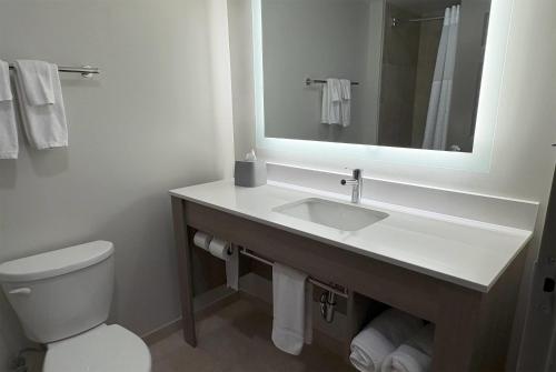 Ванная комната в Wingate by Wyndham State Arena Raleigh/Cary Hotel