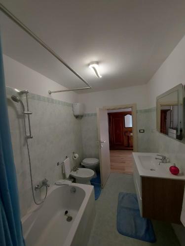 a bathroom with a tub and a toilet and a sink at le marcelle in Sansepolcro