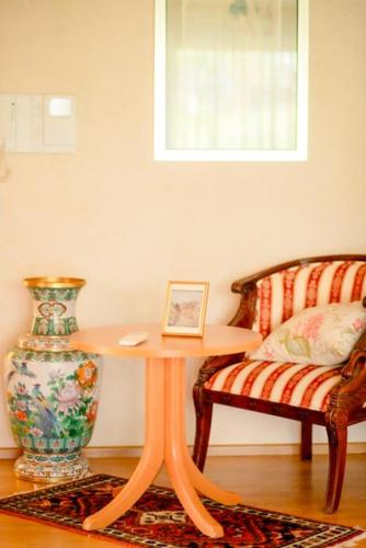 a room with a table and a vase next to a chair at Stube Hotel und Gasthaus in Nordrach