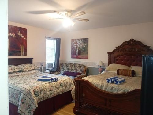 a bedroom with two beds and a ceiling fan at The Breakfast Suite with 2 Queen beds in Fraser Valley Getaway R1 in Abbotsford