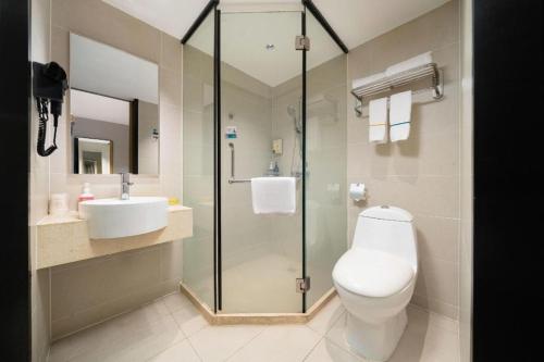 ein Badezimmer mit Dusche, Toilette und Waschbecken in der Unterkunft City Comfort Inn Nanning Normal University Changgang Road Metro Station in Nanning
