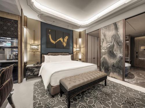 Postel nebo postele na pokoji v ubytování Wanda Reign Chengdu